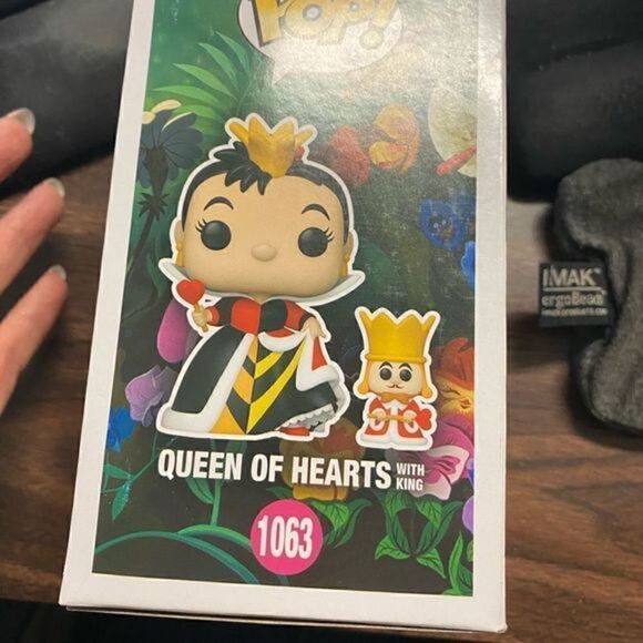 Alice in Wonderland 70th Anniversary Funko Pop! Queen of Hearts (w/ King) #1063 - Picture 5 of 9